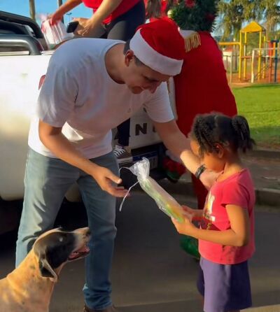 Imagem da notícia Prefeito Rodrigo Freitas realiza entrega de presentes e noite de encanto na Praça São José em Cassilândia